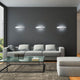 Yona LED Wandleuchte 37, 5cmcm 1980lm Weiß an grauer Wand über modernem Sofa im Wohnzimmer.