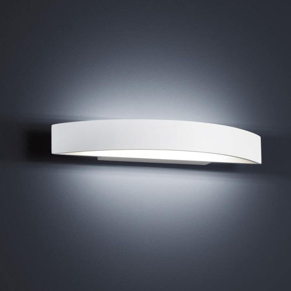 Yona LED applique murale 37, 5cmcm 1980lm blanche sur un mur avec une lumière diffuse et un design élégant.