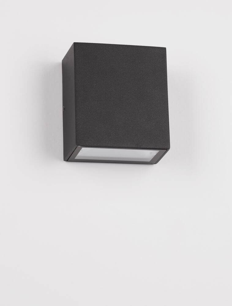 Zaro LED Außenwandleuchte 3000K Anthrazit IP65 an der Wand, minimalistisch und elegant.