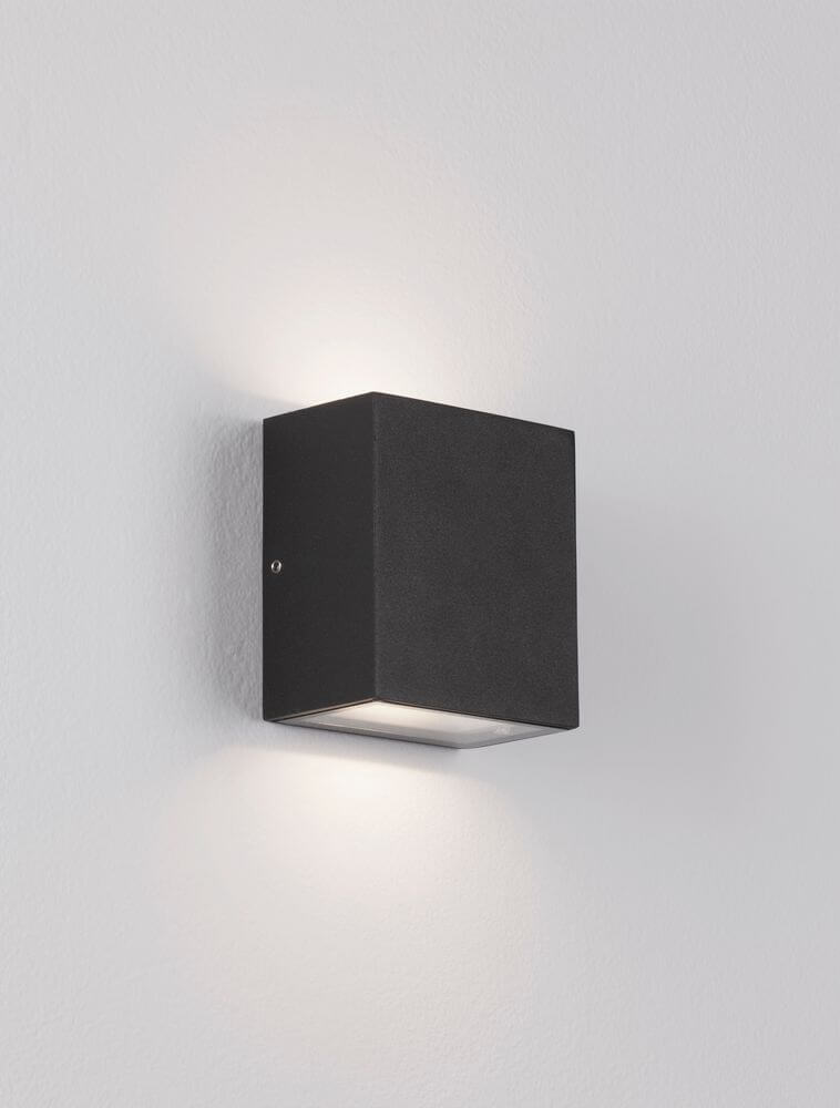 Zaro LED Außenwandleuchte 3000K Anthrazit IP65 an einer Wand montiert, minimalistisches Design, geometrische Formen.