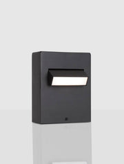 Applique murale extérieure Zelda LED 3000K noir IP65 au design moderne pour l’éclairage extérieur.