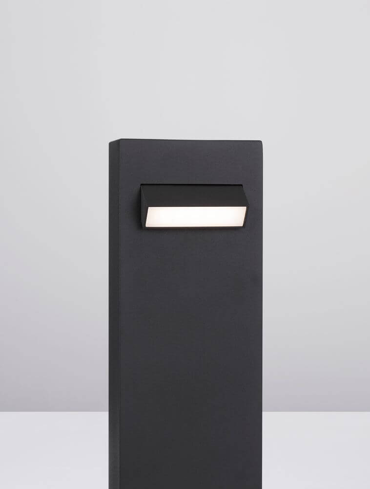 Zelda LED Außenwegeleuchte 1-flammig 3000K Schwarz IP65 an einem grauen Hintergrund.