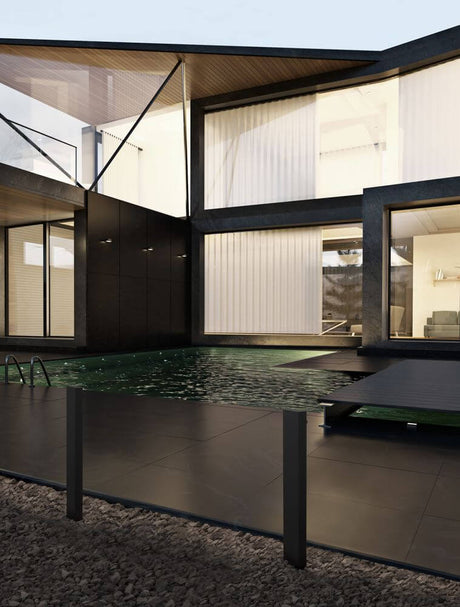 Moderne Architektur mit einem Pool und großen Fenstern in einem zeitgenössischen Haus.