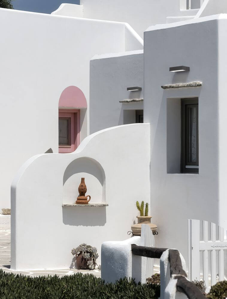 Fassadenansicht eines weißen Hauses mit modernen Details und Keramikvase in einem mediterranen Stil.