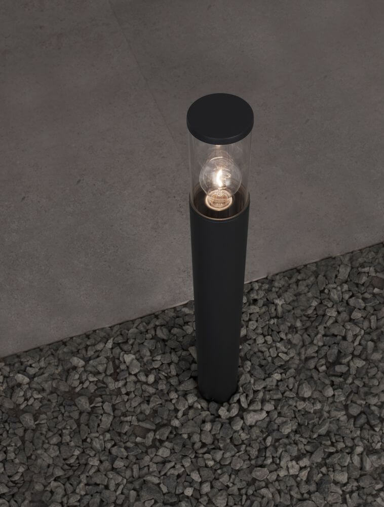 Zosia Außenwegeleuchte Dunkelgrau IP65 in einem modernen Außenbereich auf Kies unter sanftem Licht.