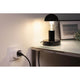 Zwischenstecker Smart Home Zigbee mit Stehlampe in kompakter Form für Smart-Home-Steuerung.