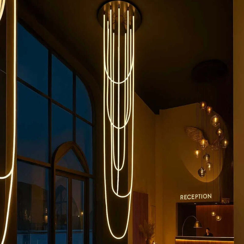 Moderne Empfangshalle mit schicker Beleuchtung und Empfangstresen.