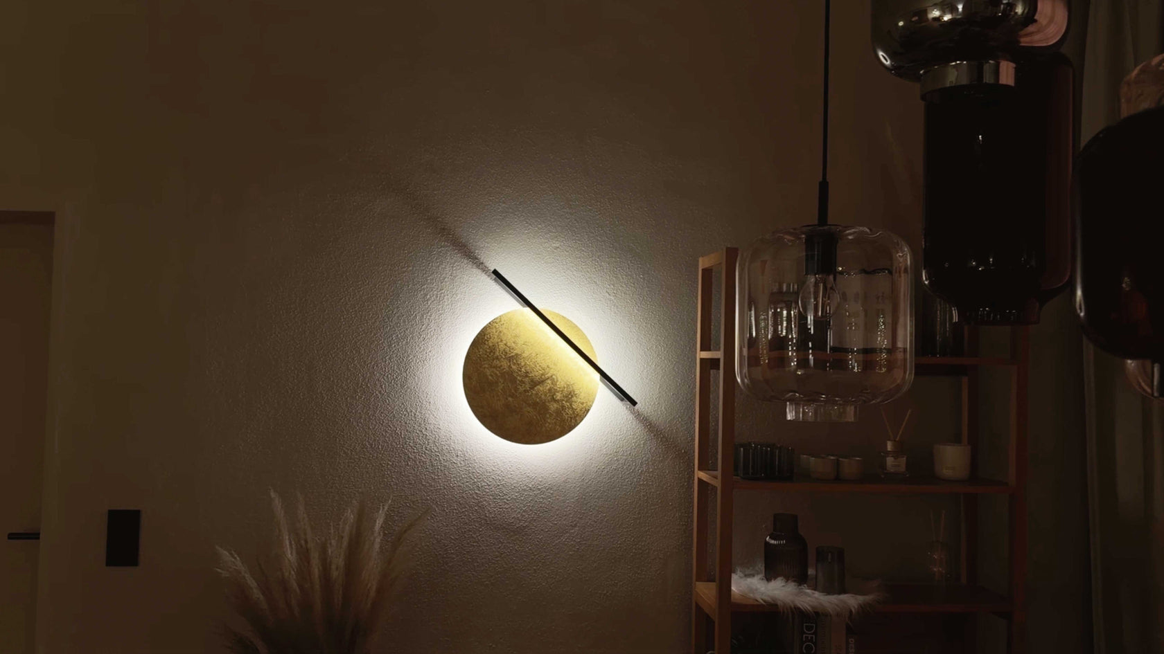 Moderne Wandleuchte in Form einer goldenen Sonne, die warmes Licht in einem stilvollen Raum ausstrahlt.