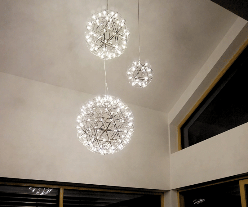 Moderne Hängeleuchten in geometrischer Form, die einen eleganten Raum erhellen.
