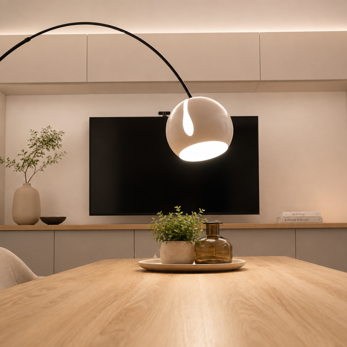 s.luce Ball Design-Bogenlampe mit Marmorfuß modern