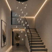 s.luce Beam LED Galerieleuchte Ø 8cm 500cm in modernem Treppenhaus mit stilvollen Lichtakzenten