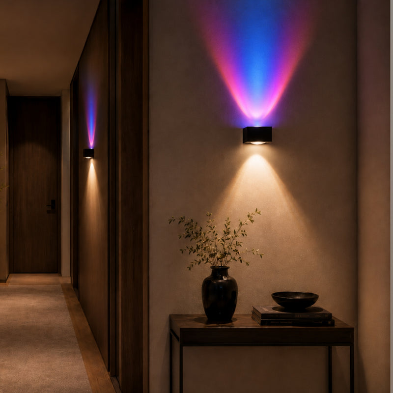 Moderner Flur mit farbiger LED-Wandbeleuchtung, Konsole, Vase und dekorativem Wohnambiente