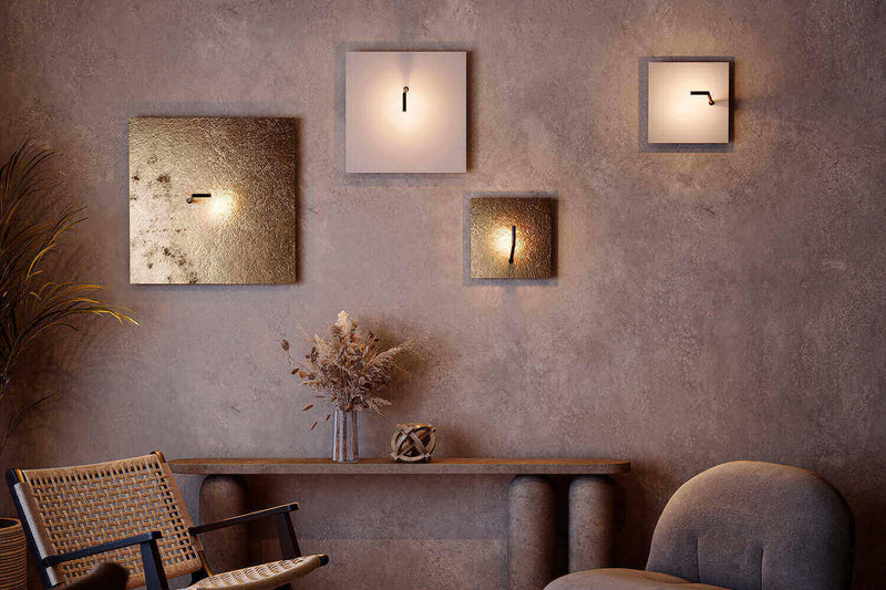 Gemütlicher Wohnraum mit modernen Wandbeleuchtungen und stilvollem Mobiliar.