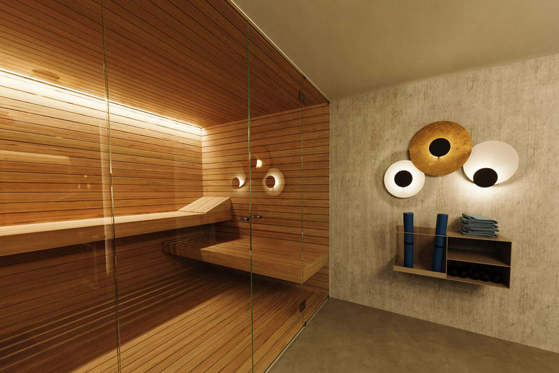 Moderne Sauna mit Holzverkleidung und sanfter Beleuchtung, ideal für Entspannung und Wellness.