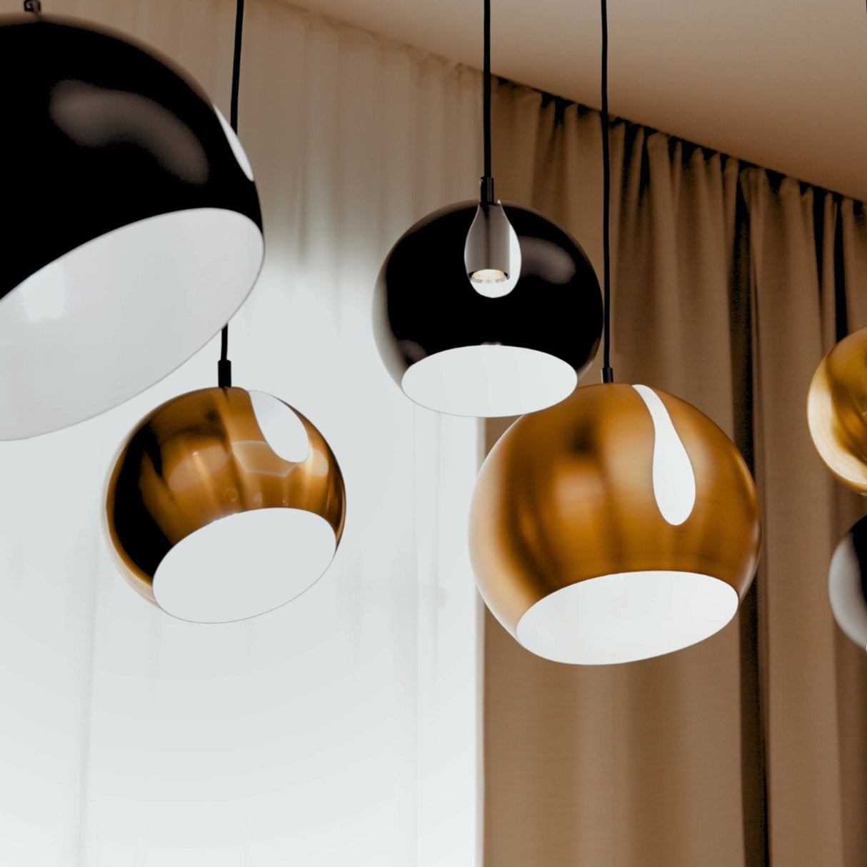 s.luce Ball pendellampe med 3 lyskilder og takskinne 