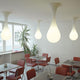 Drop-1S Deckenlampe 40cm Liquid-Light Weiß in einem modernen Café-Ambiente mit roten Stühlen.