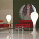 Drop-4S Tischleuchte 40cm Liquid-Light Weiß in modernem Wohnraum mit rotem Sofa und Glasbeistelltisch