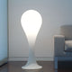 Drop-4L Outdoor Stehleuchte 100cm IP44 Liquid-Light Weiß neben einem modernen Sofa im Wohnzimmer.