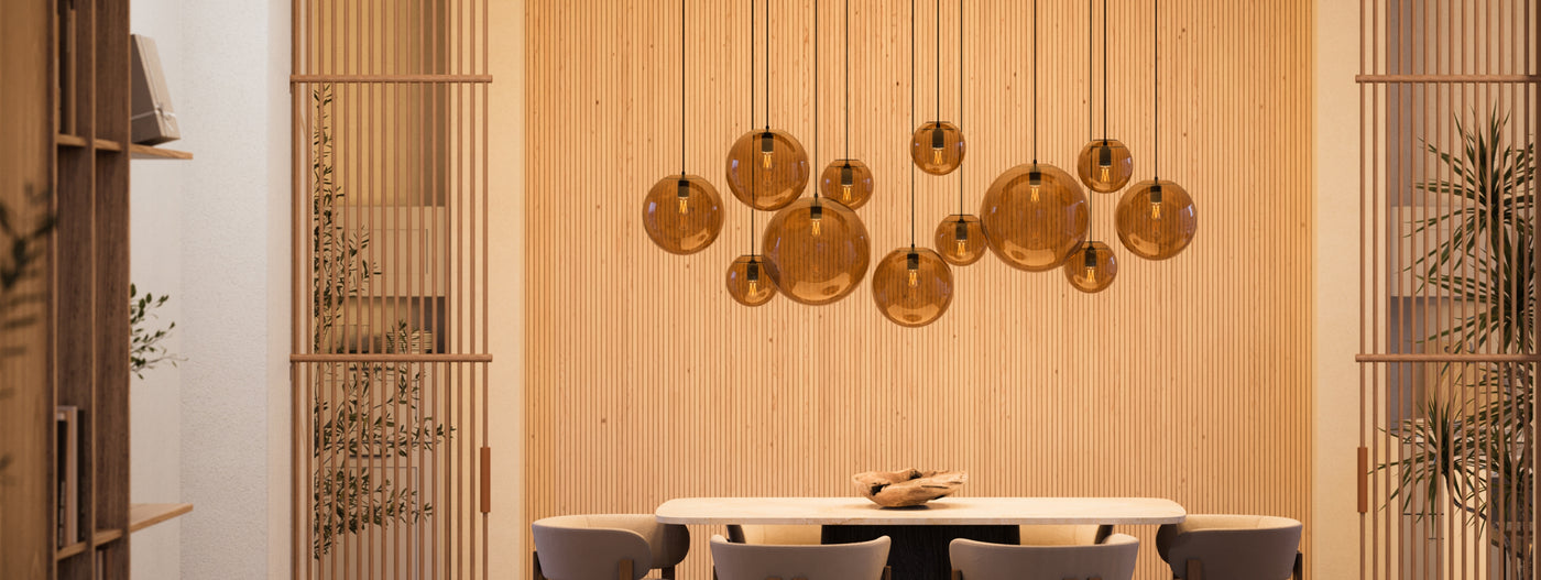 Moderne Esszimmer mit Holzverkleidung und stilvollen pendelnden Lampen, die eine warme Atmosphäre schaffen.