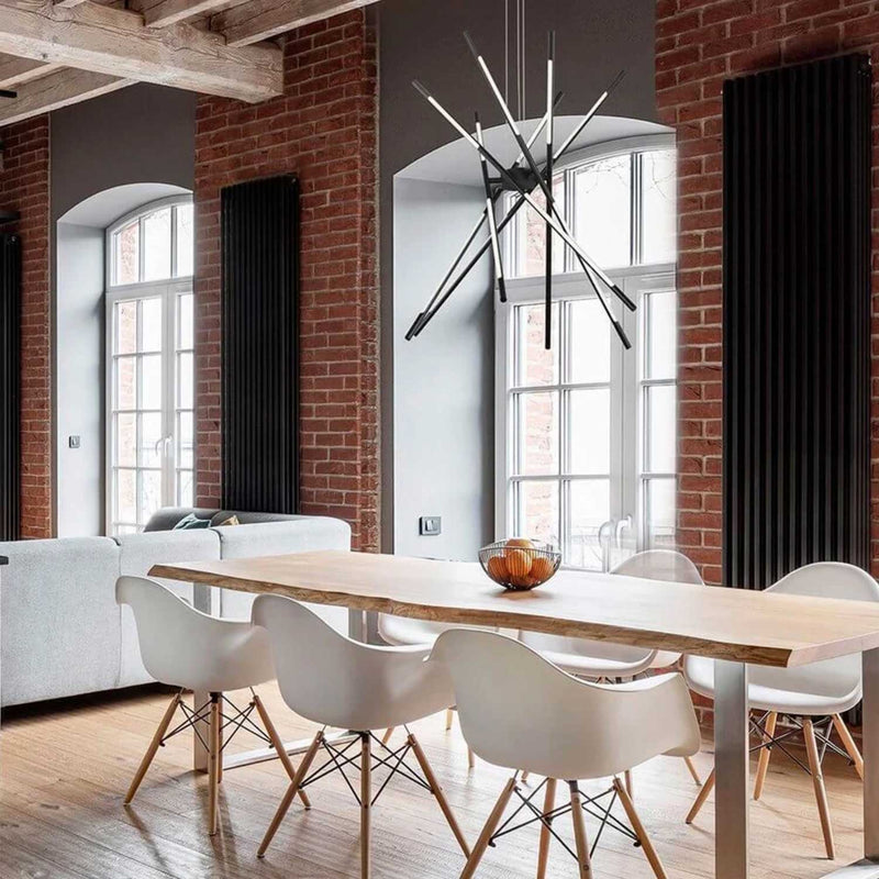Modernes Loft-Esszimmer mit Holztisch, weißen Stühlen, Backsteinwänden und großer Designer-Hängelampe