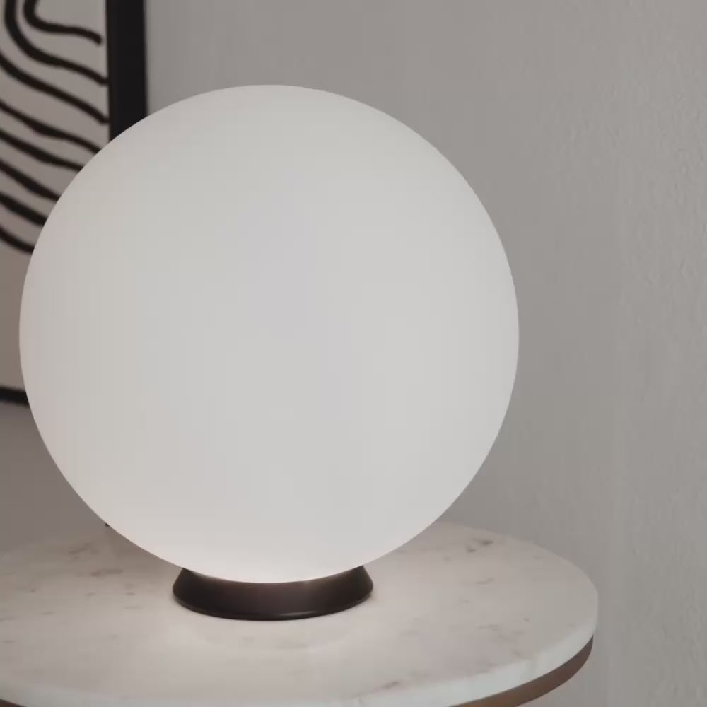 s.luce Orb Glaskugel Tischlampe