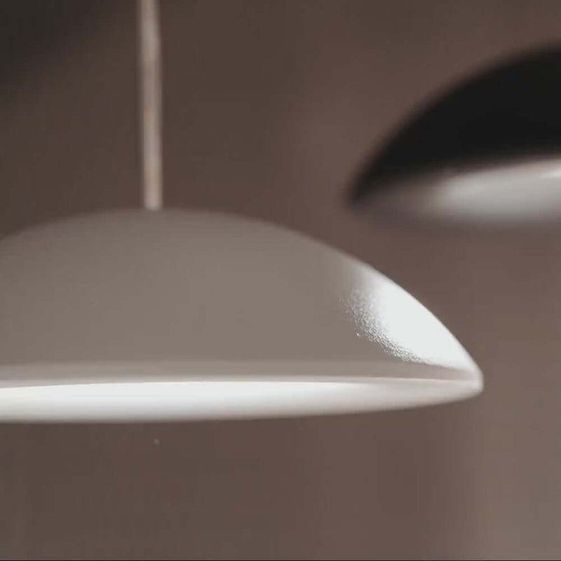 s.luce Santa Air Hängeleuchte in Weiß, flache Bauform und edle Oberfläche, modernes Design für stilvolle Räume.