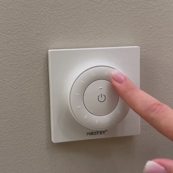 s.luce Smart-Dim-Set 12/24V mit Fernbedienung inkl. Einbau - Bedienung des Dimmers mit Finger auf dem Drehschalter.