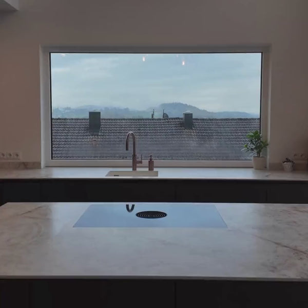 Moderne Küche mit Blick aus dem Fenster auf die Berge, Kücheninsel mit Spüle und Armatur.