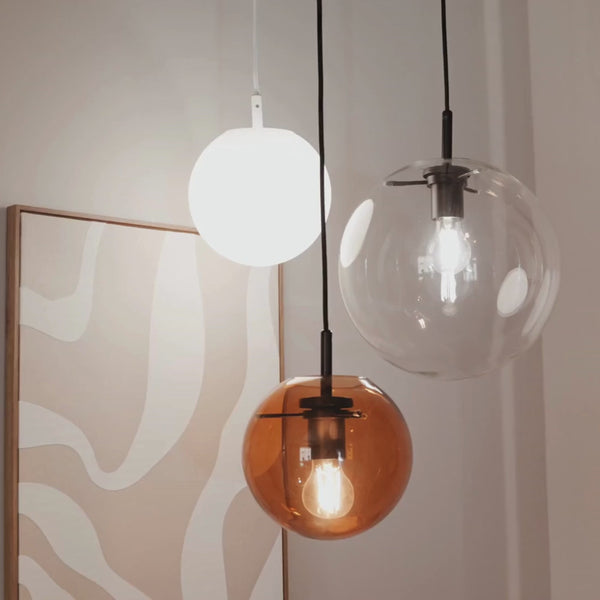 s.luce Orb Glaskugel Hängelampe 150cm Aufhängung Schwarz mit eleganten Glas-Pendelleuchten in Weiß, Klar und Amber