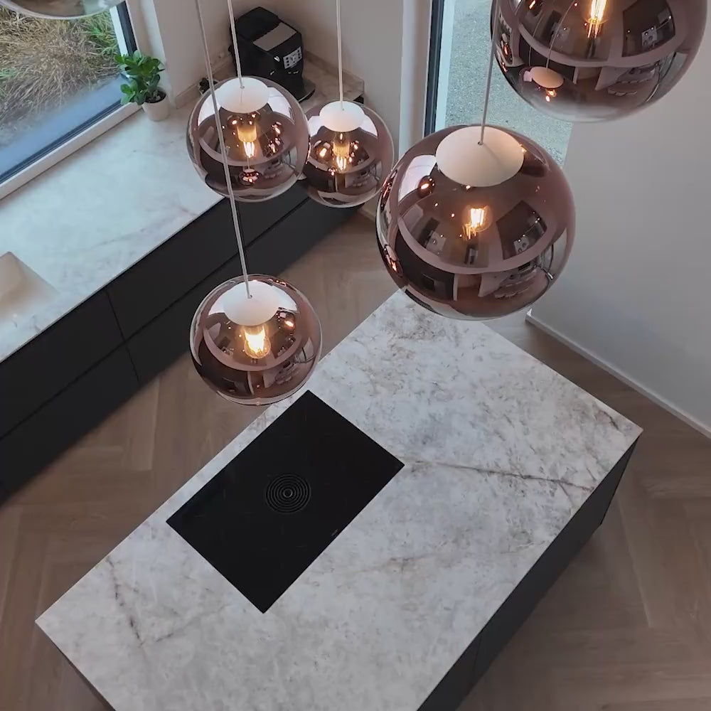 s.luce Orb Glaskugel Pendelleuchte Aufhängung 150cm Weiß über einer eleganten Kücheninsel