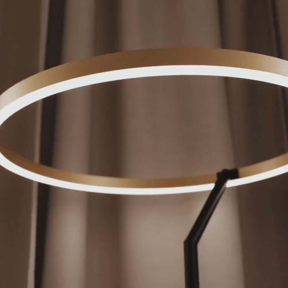 s.luce Ring LED-Stehleuchte Ø 60cm mit Touchdimmer, eleganter Aluminium-Ring in gold.