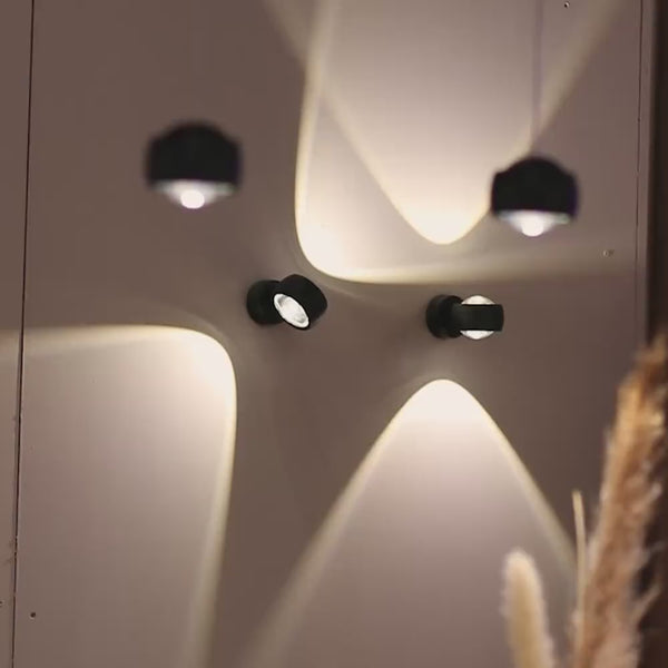 s.luce Beam Wandleuchte Up & Down mit Glaslinsen an Wand, vielseitiges Design und Lichtwirkung.