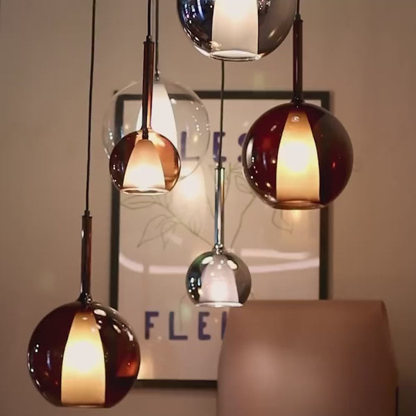 s.luce Belluna Esstisch-Pendelleuchte 8-flammig 160cm 2-reihig mit stilvollem Glasdesign über dem Esstisch.