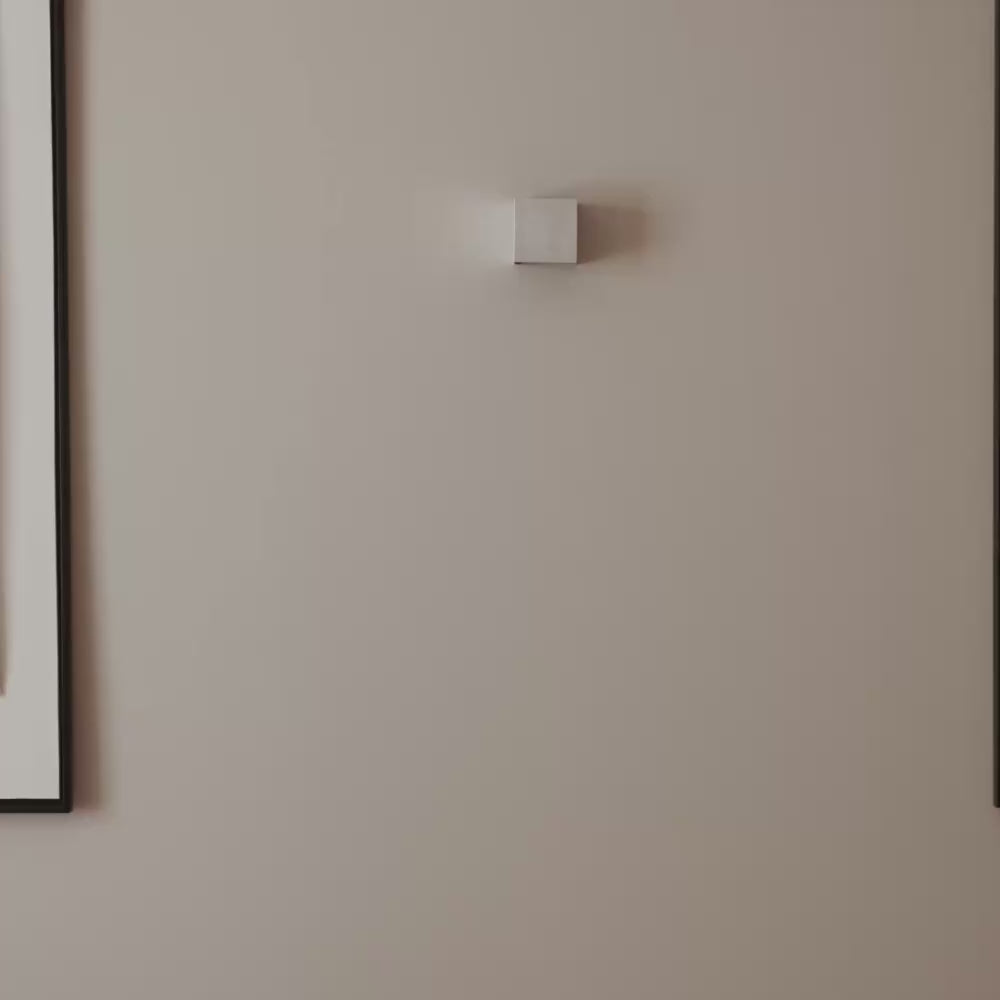 s.luce Ixa LED-seinävalaisin, jossa on liiketunnistin
