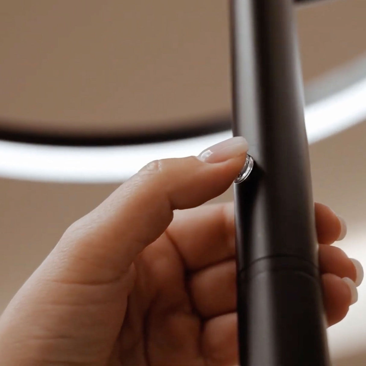 s.luce Ring LED-Stehleuchte Ø 60cm mit Touchdimmer