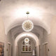 s.luce Atom LED-Hängeleuchte im modernen Flur mit atmosphärischem Lichtspiel und eleganter Raumgestaltung.