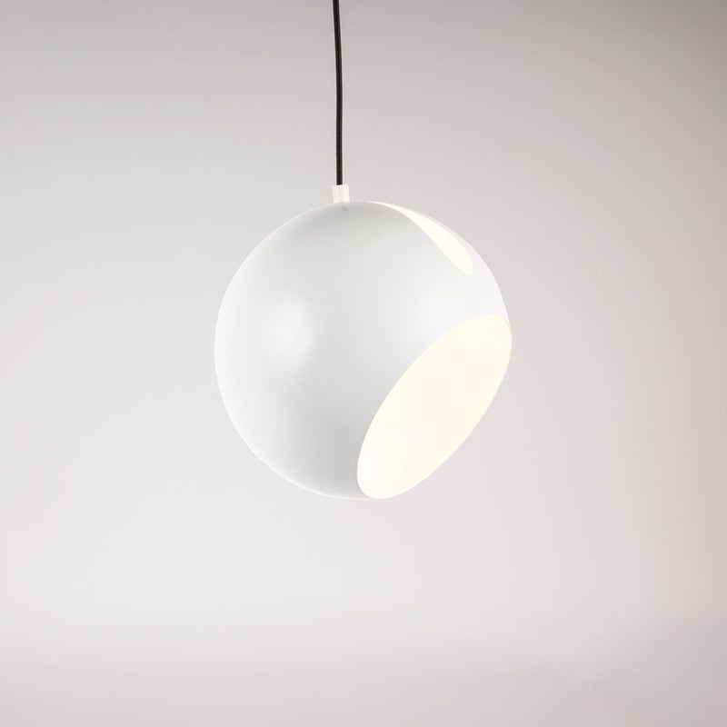 s.luce Ball Hängeleuchte mit tauschbarem Schirm und charakteristischem Lichtschlitz in elegantem Design.