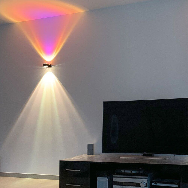 s.luce Beam Wandleuchte Up&Down mit Linsen an einer Wand mit faszinierender Lichtwirkung.