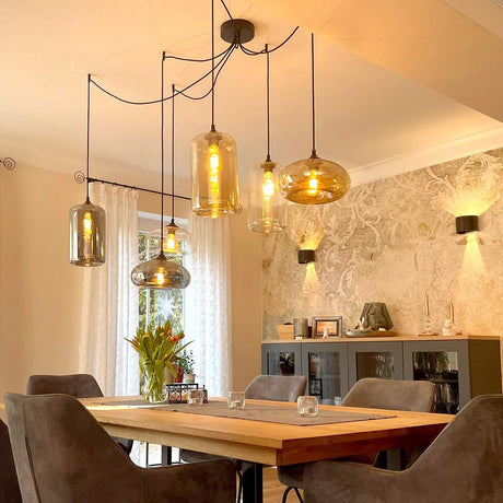 s.luce Cruet flerflammet pendellampe i moderne spisestue med elegant borddekor og varmt lys.
