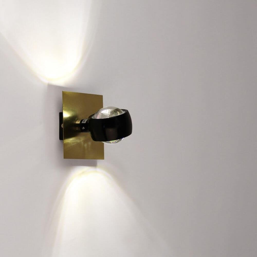 s.luce-dekkplate som passer til Beam 12x12 cm på en moderne vegglampe. Elegant design og spesiell lyseffekt.