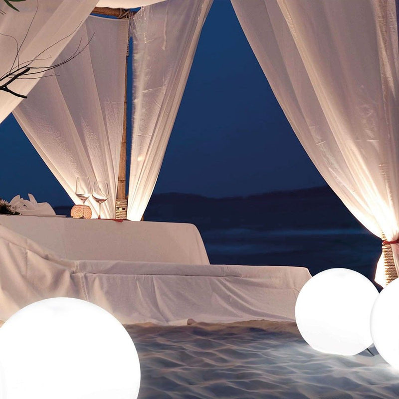 s.luce Globe Set Garten Kugelleuchten im romantischen Ambiente mit weichem Licht bei Nacht.