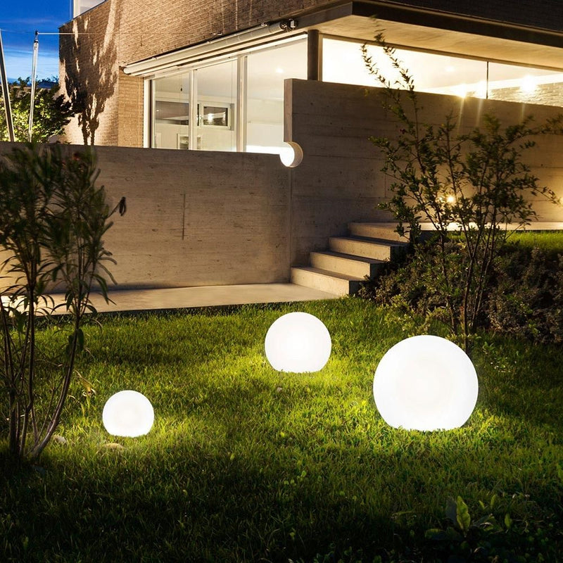 s.luce Globe Set Garten Kugelleuchten im Garten mit sanftem Licht, ideal für eine gemütliche Atmosphäre.