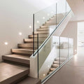 Moderne Treppe mit Glasgeländer und LED-Beleuchtung für eine stilvolle Raumgestaltung.