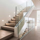 Moderne Treppe mit Glasgeländer und LED-Beleuchtung für eine stilvolle Raumgestaltung.