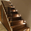Moderne Treppe mit LED-Beleuchtung, die die Stufen sanft illuminiert und für Sicherheit sorgt.