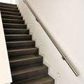 Moderne Treppe mit LED-Wandeinbauleuchten für optimale Beleuchtung und Sicherheit im Eingangsbereich.