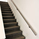 Moderne Treppe mit LED-Wandeinbauleuchten für optimale Beleuchtung und Sicherheit im Eingangsbereich.