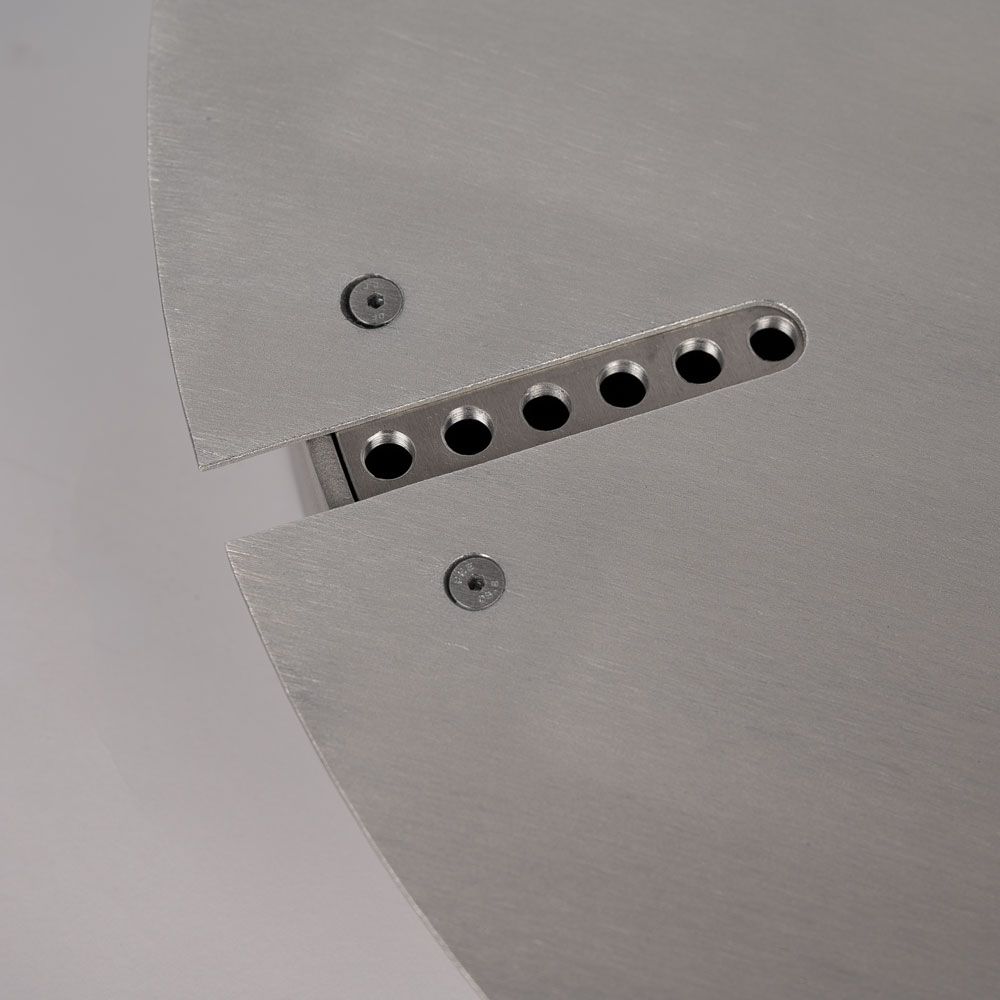 Detailaufnahme des Baldachins mit zentrischer Aufhängung, aus hochwertigem Metall mit Bohrungen.