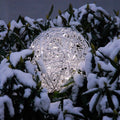 s.luce Mesh LED-Drahtkugel in Schneelandschaft, warmweiße Lichter, stilvolle winterliche Beleuchtung.