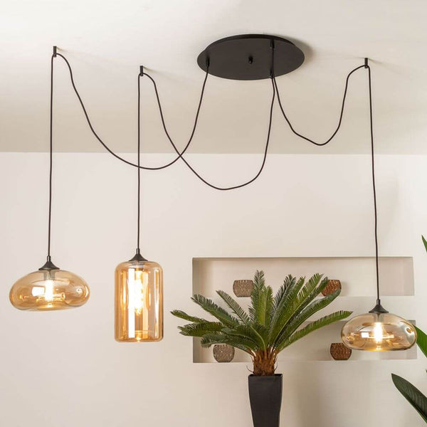 s.luce Suspensions distanciées modulaires avec des suspensions modernes dans un espace élégant avec des plantes.